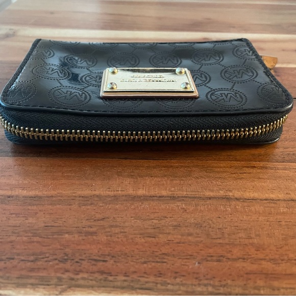 Michal Kors Zipper Wallet - Picture 5 of 7